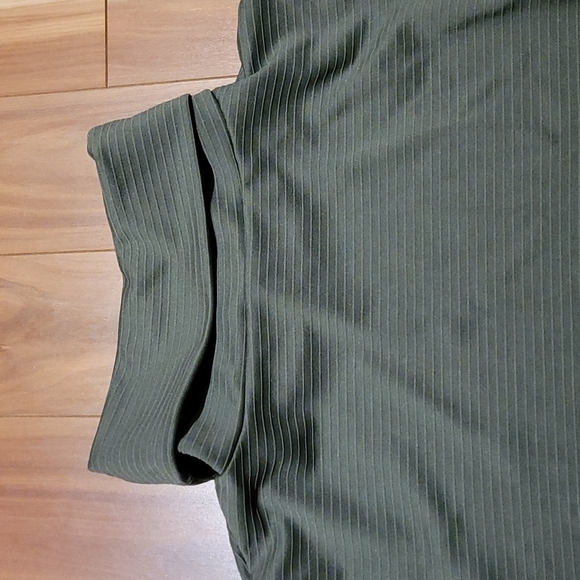 Nwt DIANE GILMAN oversized turtleneck top in Olive - Picture 4 of 4